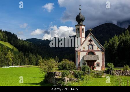 Blick auf die St. Johann Kirche, Santa Maddalena mit den Puez-Geisler Dolomiten dahinter Stockfoto