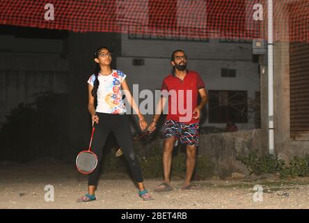 Beawar, Indien. April 2020. Junge Leute spielen Badminton auf einer Straße während der landesweiten Sperre als vorbeugende Maßnahme gegen die Coronavirus-Pandemie (COVID-19) in Beawar. Die Menschen verbringen ihre Freizeit heute zu Hause. (Foto von Sumit Saraswat/Pacific Press) Quelle: Pacific Press Agency/Alamy Live News Stockfoto