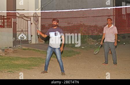 Beawar, Indien. April 2020. Junge Leute spielen Badminton auf einer Straße während der landesweiten Sperre als vorbeugende Maßnahme gegen die Coronavirus-Pandemie (COVID-19) in Beawar. Die Menschen verbringen ihre Freizeit heute zu Hause. (Foto von Sumit Saraswat/Pacific Press) Quelle: Pacific Press Agency/Alamy Live News Stockfoto