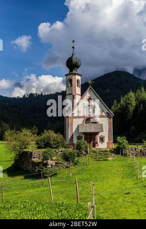 Blick auf die St. Johann Kirche, Santa Maddalena mit den Puez-Geisler Dolomiten dahinter Stockfoto