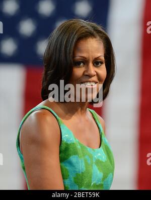 MIAMI LAKES, FL - JULI 10: First Lady Michelle Obama spricht am 10. Juli 2012 in Miami mit Unterstützern und Freiwilligen an der Barbara Goleman High School Stockfoto