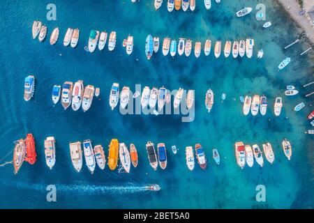 Luftaufnahme von bunten Booten und Jachten im Hafen im blauen Meer Stockfoto