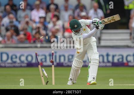 LEEDS, UK - 3. JUNI Pakistans Azhar Ali wird von Englands Jimmy Anderson während ihrer zweiten Innings am dritten Tag des zweiten Nat West Test Matches zwischen England und Pakistan am Headingley Cricket Ground, Leeds am Sonntag, 3. Juni 2018, klar verblungen. (Quelle: Mark Fletcher, Mi News) Stockfoto