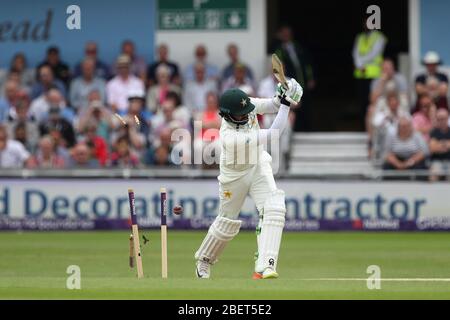 LEEDS, UK - 3. JUNI Pakistans Azhar Ali wird von Englands Jimmy Anderson während ihrer zweiten Innings am dritten Tag des zweiten Nat West Test Matches zwischen England und Pakistan am Headingley Cricket Ground, Leeds am Sonntag, 3. Juni 2018, klar verblungen. (Quelle: Mark Fletcher, Mi News) Stockfoto