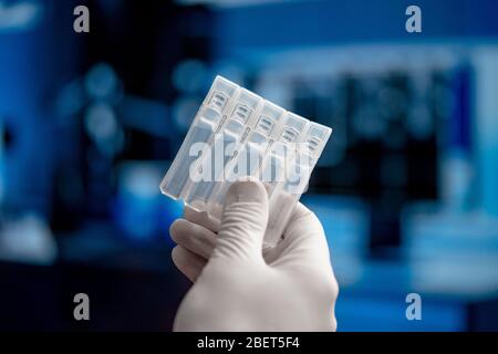 Arzt oder Wissenschaftler, der Impfstoff gegen SARS Coronavirus hält, 2019-nCoV. Klinische Studie zur Impfstoffforschung und Medizin in modernen Labors. Prävention, I Stockfoto