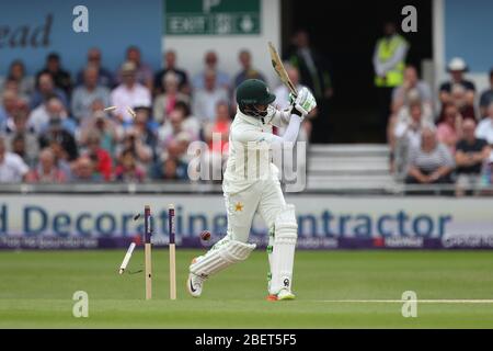 LEEDS, UK - 3. JUNI Pakistans Azhar Ali wird von Englands Jimmy Anderson während ihrer zweiten Innings am dritten Tag des zweiten Nat West Test Matches zwischen England und Pakistan am Headingley Cricket Ground, Leeds am Sonntag, 3. Juni 2018, klar verblungen. (Quelle: Mark Fletcher, Mi News) Stockfoto