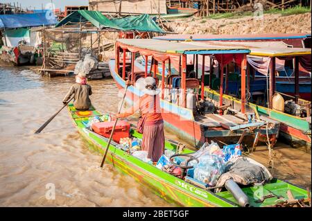 Aufnahmen der unglaublichen Häuser auf Stelzen im schwimmenden Dorf Kampong Phluk in der Nähe von Siem Reap, Kambodscha. Stockfoto