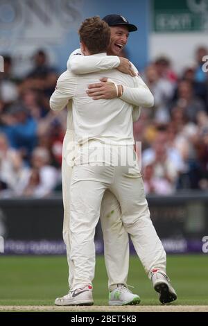 LEEDS, Großbritannien - 3. JUNI Englands Jos Buttler gratuliert seinem Teamkollegen Dom Bess, nachdem er Imam-ul-Haq gefangen hatte, um sein erstes Testspiel Wicket am dritten Tag des zweiten Nat West Test-Spiels zwischen England und Pakistan am Headingley Cricket Ground, Leeds am Sonntag, 3. Juni 2018 zu gewinnen. (Quelle: Mark Fletcher, Mi News) Stockfoto