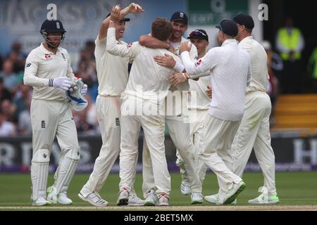 LEEDS, Großbritannien - 3. JUNI: James Anderson und Chris Woakes gratulieren seinem Teamkollegen Dom Bess, nachdem er Imam-ul-Haq gefangen hatte, um sein erstes Testmatch Wicket am dritten Tag des zweiten Nat West Test Matches zwischen England und Pakistan auf dem Headingley Cricket Ground zu gewinnen. Leeds am Sonntag, 3. Juni 2018. (Quelle: Mark Fletcher, Mi News) Stockfoto