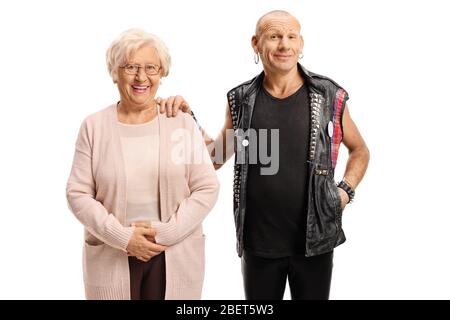 Kahl Punk stehend mit einer älteren Frau isoliert auf weißem Hintergrund Stockfoto