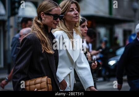 MAILAND, Italien – September 19 2019: Pernille Teisbaek und Ada Kokosar auf der Straße während der Mailänder Modewoche. Stockfoto