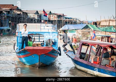 Aufnahmen der unglaublichen Häuser auf Stelzen im schwimmenden Dorf Kampong Phluk in der Nähe von Siem Reap, Kambodscha. Stockfoto