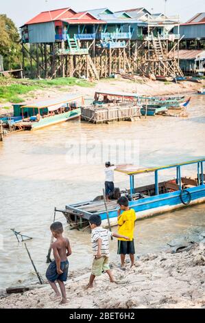 Aufnahmen der unglaublichen Häuser auf Stelzen im schwimmenden Dorf Kampong Phluk in der Nähe von Siem Reap, Kambodscha. Stockfoto