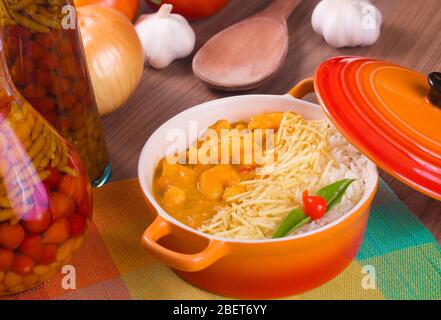 Brasilianischer Bobo de Camarao. Garnelen mit Kokosmilch, mit Pommes und Reis Stockfoto