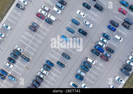 Luftaufnahme von oben - Parkplatz in einem Wohngebiet der Stadt Stockfoto