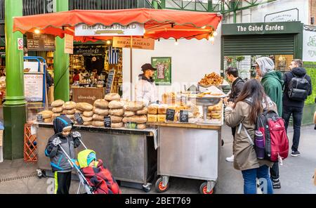 Borough Market mit nicht identifizierten Menschen in Southwark, Central London Stockfoto