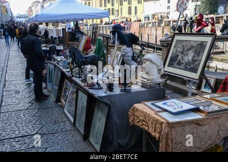 Italien, Mailand - 20. Februar 2020: Antiquitätenmarkt im Freien. Der Naviglio Grande, Kanal in Lombardei Norditalien Stockfoto