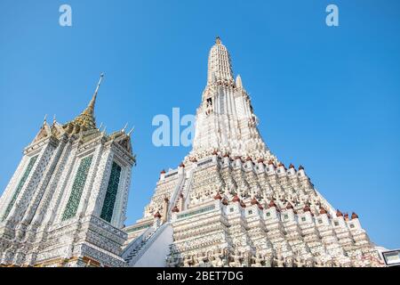 Wat Arun Tempel in einem blauen Himmel. Wat Arun ist ein buddhistischer Tempel in Bangkok, Thailand. Stockfoto