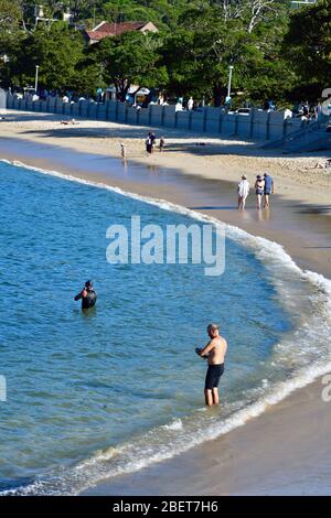 Menschen, die ein Bad am Balmoral Beach in Sydney genießen Stockfoto