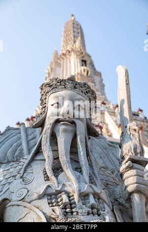 Wat Arun Tempel in einem blauen Himmel. Wat Arun ist ein buddhistischer Tempel in Bangkok, Thailand. Stockfoto