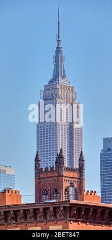 Der Empire State mit dem Gebäude des Theologischen Seminars vor dem Gebäude Stockfoto