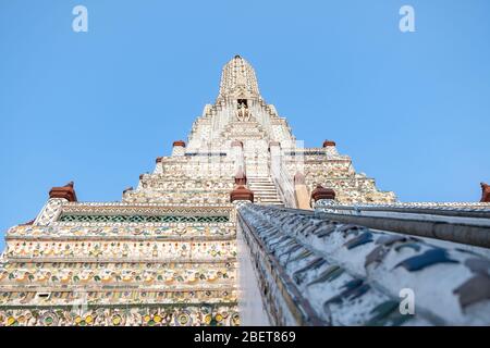 Wat Arun Tempel in einem blauen Himmel. Wat Arun ist ein buddhistischer Tempel in Bangkok, Thailand. Stockfoto