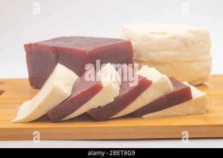 Brasilianischer Minas-Käse mit Goiabada, Guava Dessert auf weißem Hintergrund Stockfoto