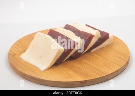 Brasilianischer Minas-Käse mit Goiabada, Guava Dessert auf weißem Hintergrund Stockfoto