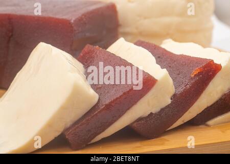 Brasilianischer Minas-Käse mit Goiabada, Guava Dessert auf weißem Hintergrund Stockfoto