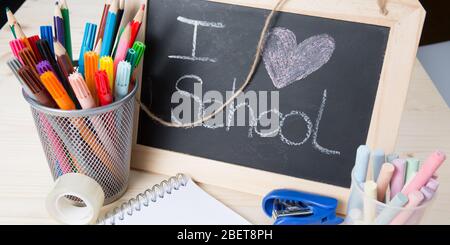 ich liebe Schule Tafel Tag mit Schule Zubehör auf Zurück zu Tafel Hintergrund Stockfoto