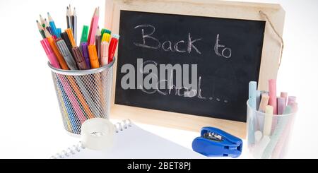 Zurück zur Schule: Tafel und Schule liefert Gegenstände und Elemente auf dem Tisch Stockfoto