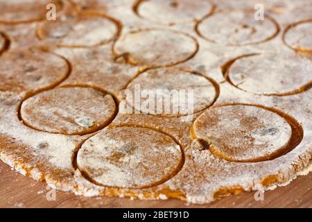 Hausgemachte Teig glutenfreie Chikpea Mehl Chip Cookies auf dem Backblech bereit für den Ofen zum Backen. Stockfoto