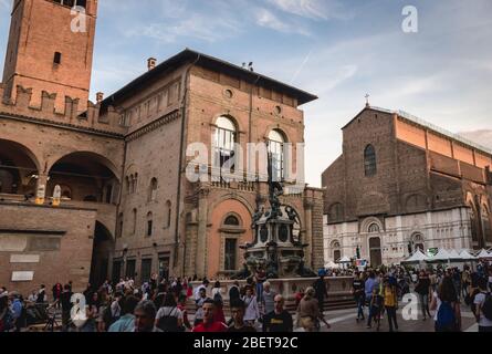 Neptunbrunnen auf der Piazza del Nettuno und dem Palazzo Re Enzo in Bologna in Italien, Salaborsa Bibliothek im Hintergrund Stockfoto