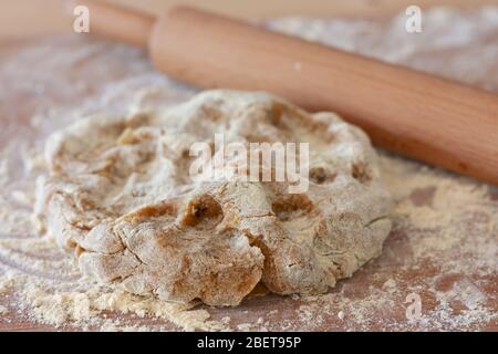 Hausgemachte Teig glutenfreie Chikpea Mehl Chip Cookies auf dem Backblech bereit für den Ofen zum Backen. Stockfoto