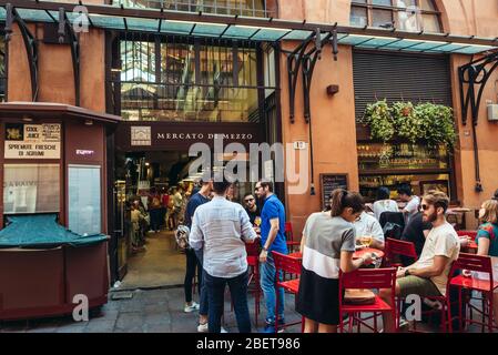 Eintritt zum Mercato di Mezzo Lebensmittelmarkt in Bologna, Hauptstadt und größte Stadt der Emilia Romagna Region in Norditalien Stockfoto