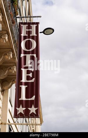 Hotelschild zwei Sterne Straßenflagge Logo hängen Stockfoto