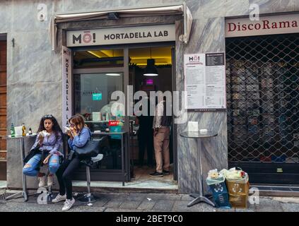 Mo Mortadella Lab Bar an der Via de Monari in Bologna, Hauptstadt und größte Stadt der Emilia Romagna in Norditalien Stockfoto