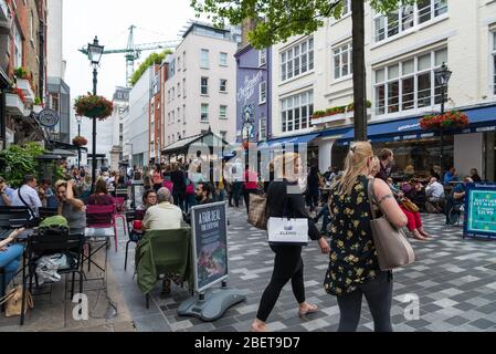 Leute, die im Stadtviertel St Christopher's Place, London, England, England, einkaufen, essen und sich unterhalten Stockfoto