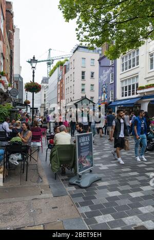 Leute, die im Stadtviertel St Christopher's Place, London, England, England, einkaufen, essen und sich unterhalten Stockfoto