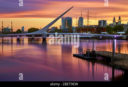 Puerto Madero bei Dämmerung. Buenos Aires, Argentinien. Stockfoto