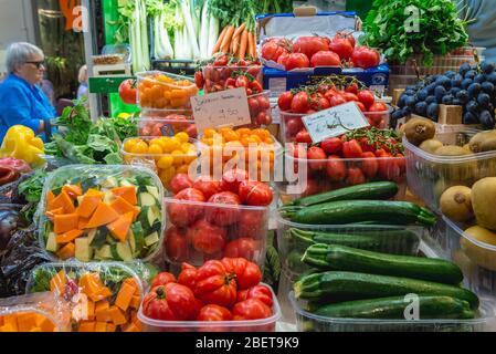 Gemüse auf dem Mercato Delle Erbe Lebensmittelmarkt in Bologna, Hauptstadt und größte Stadt der Emilia Romagna Region in Norditalien Stockfoto