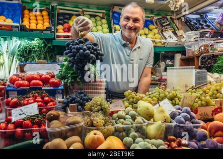 Verkäufer auf einem Mercato Delle Erbe Lebensmittelmarkt in Bologna, Hauptstadt und größte Stadt der Emilia Romagna Region in Norditalien Stockfoto