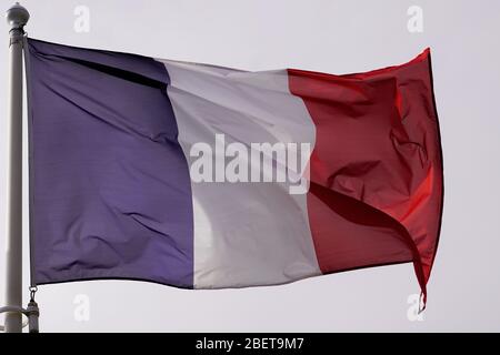 Blau weiß und rot schöne französische Flagge unter dem Himmel winken im Wind Stockfoto