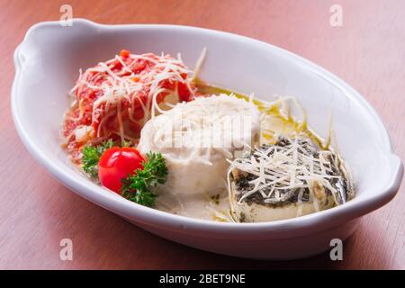 Traditionelles italienisches Rondelli mit Tomatensauce und Pesto Stockfoto