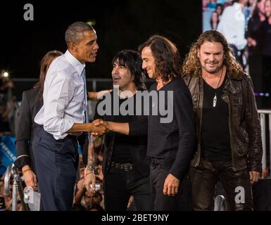LAS VEGAS, NV - September 30: Maná mit Barack Obama als Präsident Barack Obama hält Bemerkungen an der Desert Pines High School am 30. September 2012 in Stockfoto