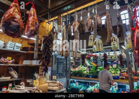 Lebensmittelstand auf dem Mercato Delle Erbe Lebensmittelmarkt in Bologna, Hauptstadt und größte Stadt der Emilia Romagna Region in Norditalien Stockfoto