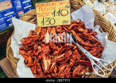 Getrocknete Tomaten auf dem Mercato Delle Erbe Lebensmittelmarkt in Bologna, Hauptstadt und größte Stadt der Emilia Romagna Region in Norditalien Stockfoto