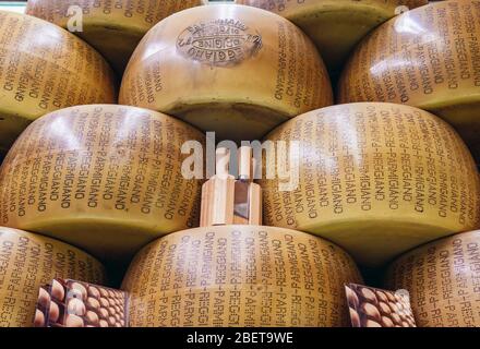 Antica Formaggeria Bernadi Shop neben Mercato Delle Erbe Lebensmittelmarkt in Bologna, Hauptstadt und größte Stadt der Emilia Romagna Region in Italien Stockfoto