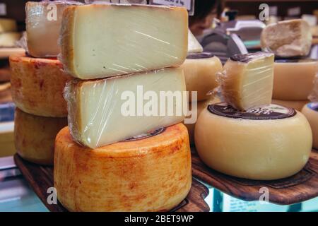 Antica Formaggeria Bernadi Shop neben Mercato Delle Erbe Lebensmittelmarkt in Bologna, Hauptstadt und größte Stadt der Emilia Romagna Region in Italien Stockfoto