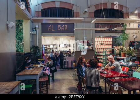 Bars am Mercato Delle Erbe Lebensmittelmarkt in Bologna, Hauptstadt und größte Stadt der Emilia Romagna Region in Norditalien Stockfoto